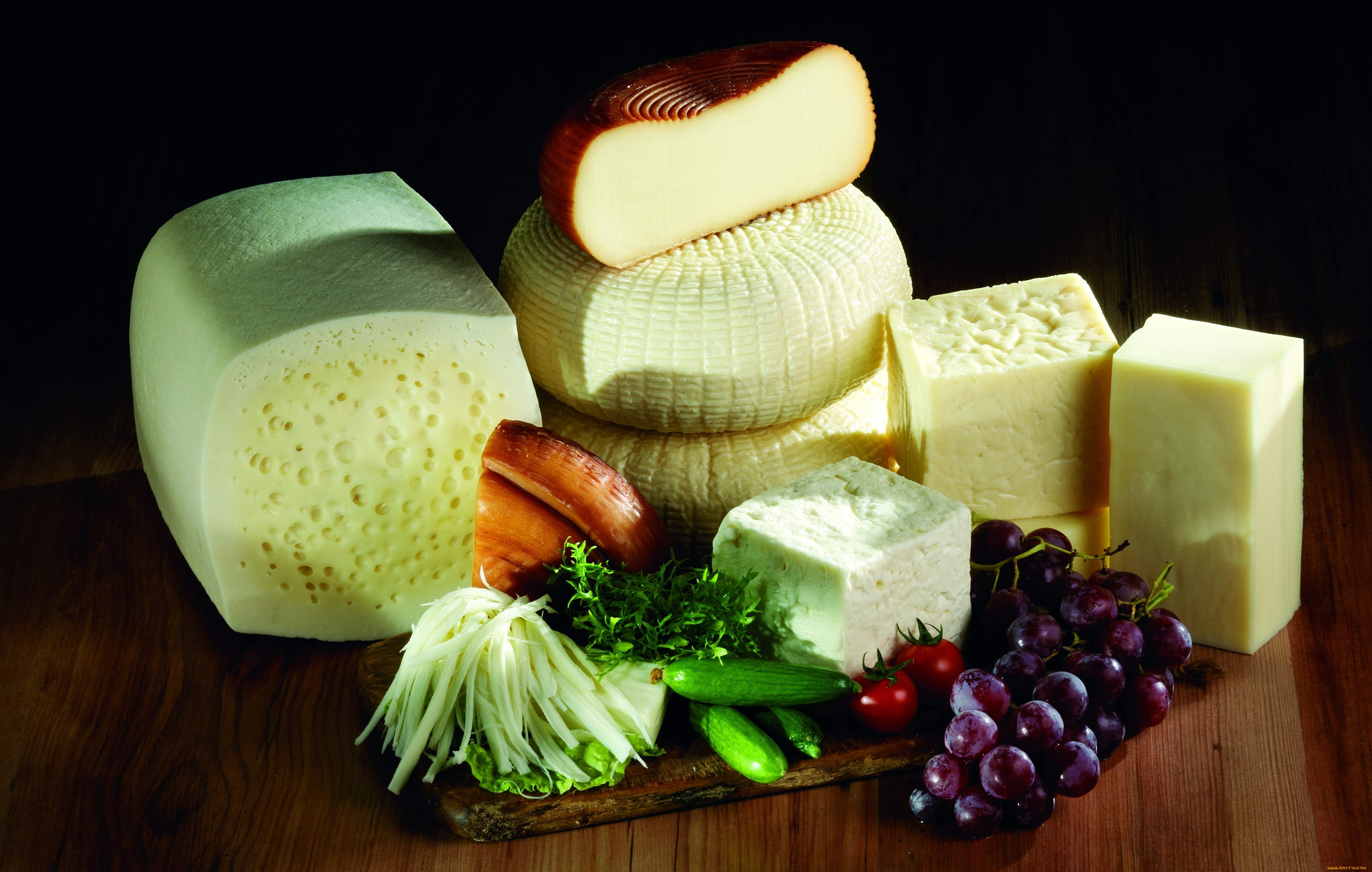 Свежие овощи и сыры. Сыр. Красивый сыр. Сыр красиво. Сыры на темном фоне.